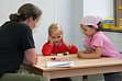 Therapiesituation mit Frau Oelze und zwei Kindern